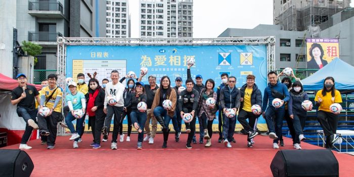 嵐星盃公益兒童足球邀請賽邀請了 8 隊兒童足球俱樂部,以 8 人制足球賽串聯 8 個公益單位,用運動讓企業與公益連結,產生正向的循環。