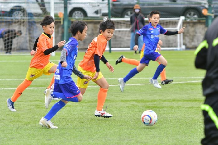 小選手們不畏風雨,快速暖身後確定隊形與場上分配,放鬆的享受比賽,也用嵐星盃為今年年底畫下美好的收尾。